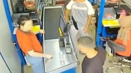 Kadın kasiyere yumruklu saldırı! Kanlar içinde kaldı, burnu kırıldı… Dehşet anları kamerada!