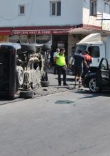 Kafa kafaya &ccedil;arpıştılar! Burunları bile kanamadı