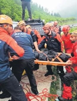 Kar Kütlesinin Altında Kalan Kadın Hayatını Kaybetti