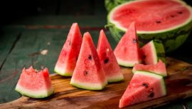 Karpuzu B&ouml;yle Yemek Sağlığınıza Zarar Verebilir! Yazın En Sevilen Meyvesi Ama Dikkat: Hastanelik Olabilirsiniz!