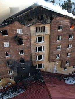 Kartalkaya'da Yakınlarını Kaybeden Ailelerden Tepki: "Bilerek Çocuklarımızı Yaktılar, Haber Vermediler"