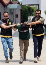 Kask Takıp 3 Kişiyi Sopayla Darp Eden Zanlı Tutuklandı