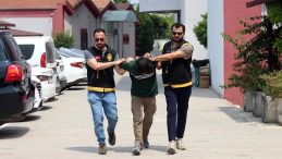 Kask Takıp 3 Kişiyi Sopayla Darp Eden Zanlı Tutuklandı