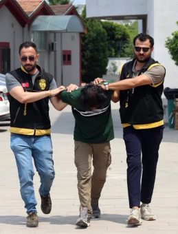 Kask Takıp 3 Kişiyi Sopayla Darp Eden Zanlı Tutuklandı
