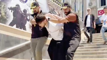 Katil valizin i&ccedil;inden &ccedil;ıktı… Arkadaşını &ouml;ld&uuml;rd&uuml;, tutuklandı