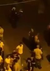 Kavgaya M&uuml;dahale Eden Polislerin Kaskını Kırdı&hellip; İki Kişi G&ouml;z Altına Alındı