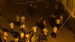 Kavgaya Müdahale Eden Polislerin Kaskını Kırdı… İki Kişi Göz Altına Alındı