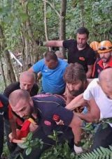 Kazada Ara&ccedil;tan Fırlayan S&uuml;r&uuml;c&uuml;ye AFAD Ekibi Ulaştı