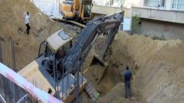 Kep&ccedil;e toprak kayması sonucu kazdığı temele d&uuml;şt&uuml;