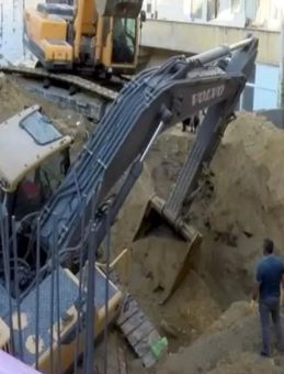 Kepçe toprak kayması sonucu kazdığı temele düştü
