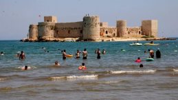 Kızkalesi'ne Yerli ve Yabancı Turist Akını