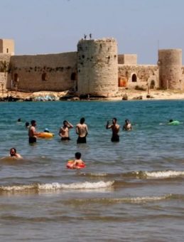 Kızkalesi'ne Yerli ve Yabancı Turist Akını