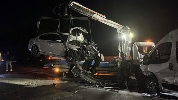 Kocaeli'de Servis Minib&uuml;s&uuml; ve Otomobil &Ccedil;arpıştı: 10 Yaralı