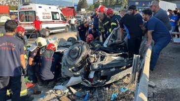 Kocaeli&rsquo;de Trajik Kaza! İki Ara&ccedil; ve TIR &Ccedil;arpıştı; 5 Kayıp, 1 Yaralı