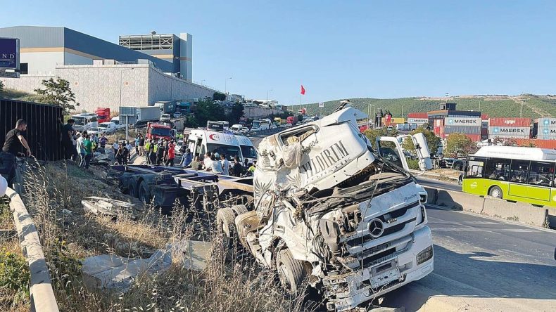 Konteyner Düştü, 5 Kişi Hayatını Kaybetti
