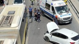 Kontrolden &Ccedil;ıkan Otomobil İETT Otob&uuml;s&uuml;ne &Ccedil;arptı! Olası Felaket İle Karşı Karşıya Kaldı