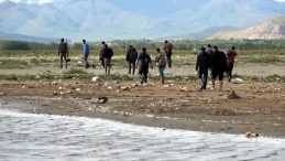 Kuraklık Van Gölü'nü Vurdu! Tekne Yerine Yaya Gezi Dönemi Başladı