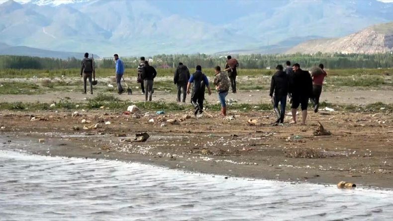 Kuraklık Van Gölü'nü Vurdu! Tekne Yerine Yaya Gezi Dönemi Başladı
