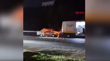 K&uuml;&ccedil;&uuml;k&ccedil;ekmece'de Otomobil İETT Yol Bakım Ara&ccedil;ına &Ccedil;arptı: 1'i Ağır 5 Yaralı