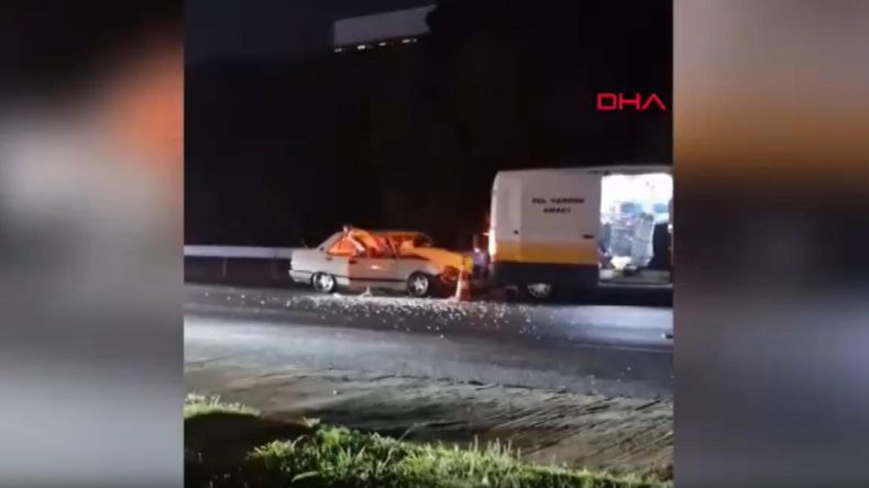 Küçükçekmece'de Otomobil İETT Yol Bakım Araçına Çarptı: 1'i Ağır 5 Yaralı