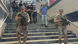 K&uuml;&ccedil;&uuml;k&ccedil;ekmece&rsquo;de G&uuml;nd&uuml;z Vakti &Ccedil;atışma: 1 Saat İ&ccedil;inde Yakalanan Ş&uuml;pheliler Adliyeye Sevk Edildi