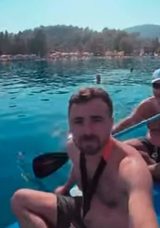 K&uuml;rek S&ouml;rf&uuml; Yaparken Suya D&uuml;şen İki Kişi İ&ccedil;in Arama &Ccedil;alışmaları S&uuml;r&uuml;yor!