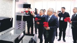 Madımak’ta Hayatını Kaybedenler Karanfillerle Anıldı