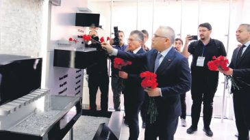 Madımak’ta Hayatını Kaybedenler Karanfillerle Anıldı