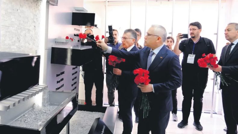 Madımak’ta Hayatını Kaybedenler Karanfillerle Anıldı