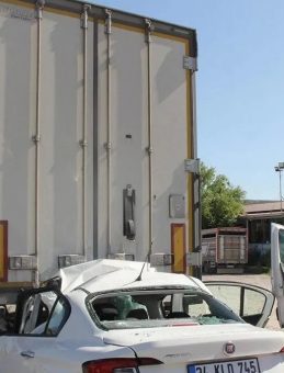 Manisa’da Otomobil Park Halindeki TIR’a Çarptı: Baba ve Üç Çocuğu Hayatını Kaybetti!