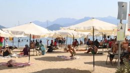 Marmaris Kavruldu! Sıcaktan Bunalan Esnaf Hortumla Serinledi