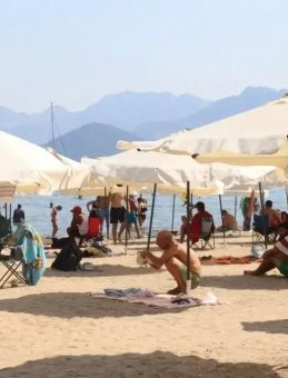 Marmaris Kavruldu! Sıcaktan Bunalan Esnaf Hortumla Serinledi