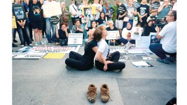 Mattia Ahmet&rsquo;in Annesi Oturma Eylemi Başlattı: Yasa Değişene Kadar Buradayız