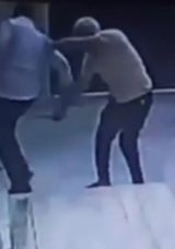 Mersin'de M&uuml;ezzine Bı&ccedil;aklı Saldırı: Bacağından Yaralandı