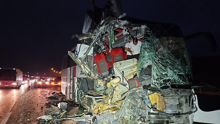 Mersin'de yolcu otobüsü tıra çarptı: 9 yaralı!