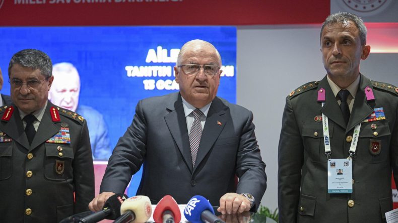 Milli Savunma Bakanı Güler'den IDEF 2025'te Aile Yılı Standına ziyaret