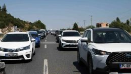 Muğla'ya tatilci akını! Ara&ccedil; kuyruğunun bir ucu Aydın diğer ucu Muğla&rsquo;da