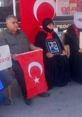 Muş'ta Evlatlarına Kavuşmak İsteyen Aileler DEM Parti &Ouml;n&uuml;ndeki Eylemlerini S&uuml;rd&uuml;rd&uuml;