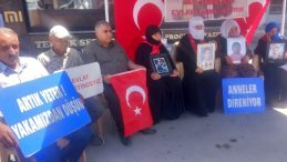 Muş'ta Evlatlarına Kavuşmak İsteyen Aileler DEM Parti Önündeki Eylemlerini Sürdürdü