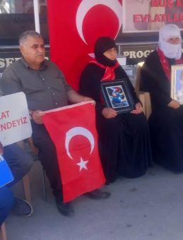 Muş'ta Evlatlarına Kavuşmak İsteyen Aileler DEM Parti Önündeki Eylemlerini Sürdürdü