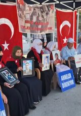 Muş'ta Evlatlarına Kavuşmak İsteyen Aileler, DEM Parti &Ouml;n&uuml;ndeki Eylemlerini S&uuml;rd&uuml;rd&uuml;