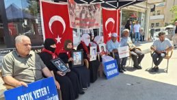 Muş'ta Evlatlarına Kavuşmak İsteyen Aileler, DEM Parti Önündeki Eylemlerini Sürdürdü