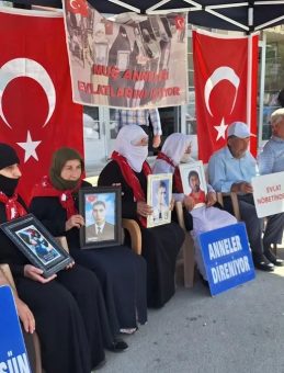 Muş'ta Evlatlarına Kavuşmak İsteyen Aileler, DEM Parti Önündeki Eylemlerini Sürdürdü