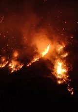 O anlar saniye saniye kamerada! A Haber ekibi Hatay'da alevlerin ortasında kaldı