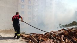 Odun Dolu Arazide Korkutan Yangın