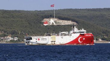 Oru&ccedil; Reis Sismik Araştırma Gemisi, &Ccedil;anakkale Boğazı'ndan ge&ccedil;ti