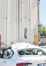 Otomobil, Park Halindeki TIR&rsquo;a &Ccedil;arptı: Baba ve 3 &Ccedil;ocuğu Hayatını Kaybetti