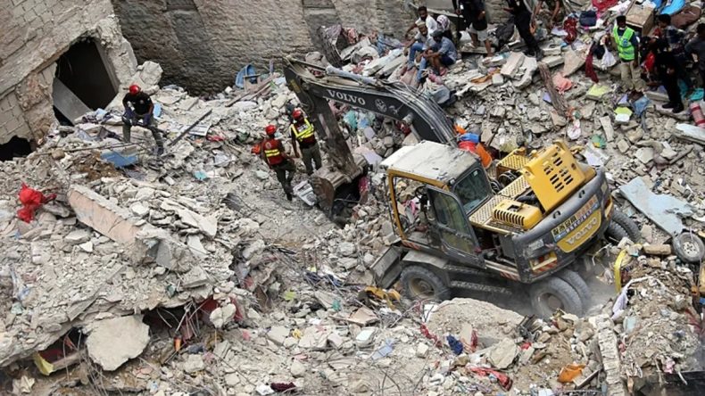 Pakistan'da 5 Katlı Bina Çöktü: 27 Kişi Enkaz Altında Kaldı