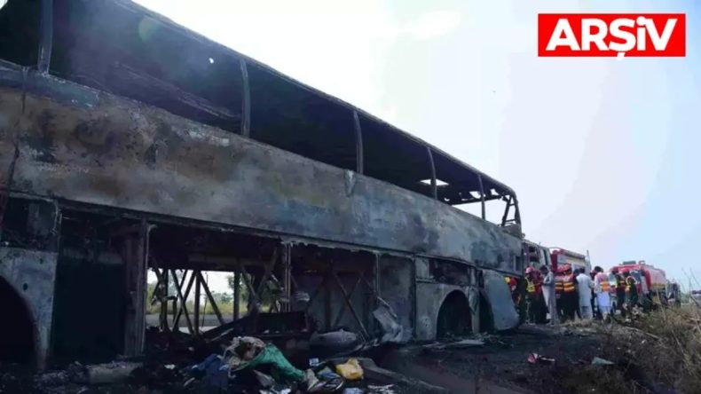 Pakistan'da Öğrenci Taşıyan Servis Aracı Yangın Çıkardı: Ölü ve Yaralılar Bulunuyor