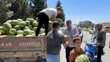 Parasıyla satın aldı bedava dağıttı! Bir kamyon dolusu… 'Tarlada &ccedil;&uuml;r&uuml;mesin istedik'